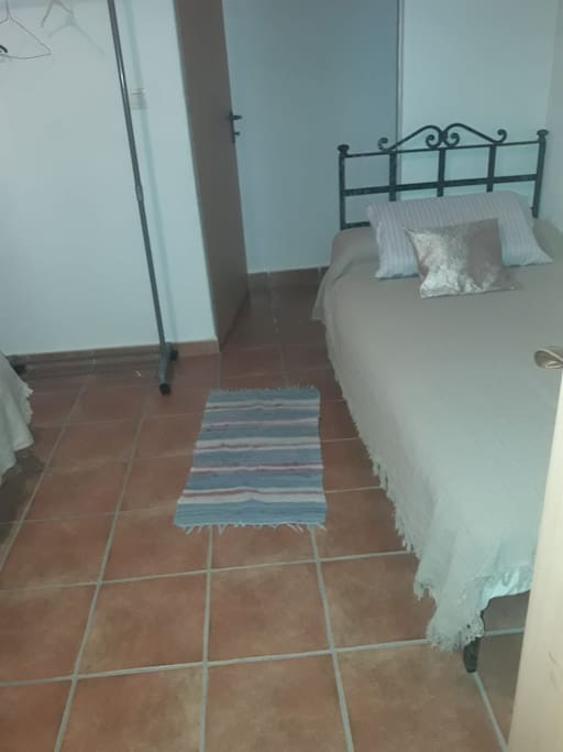 2. Dormitorio con cama individual