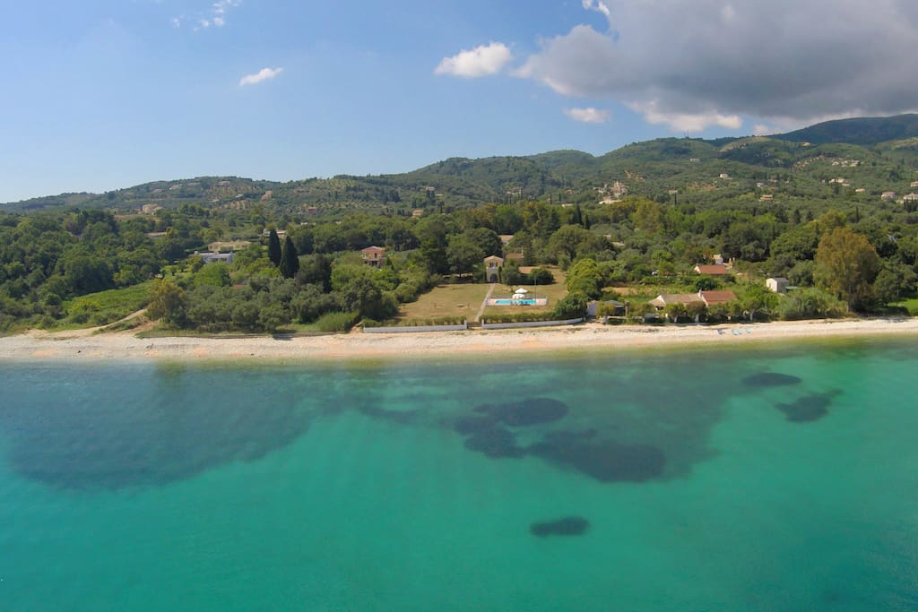 η παραλία και τα καταπράσινα νερά