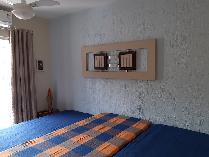 جناح مزود بمكيف هواء وسرير مربع مستقل ، مع ترك 3 أسرّة مفردة أو سرير مزدوج وسرير مفرد.