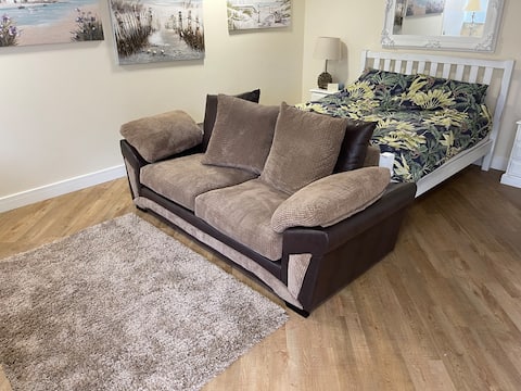 Popular Airbnb listing: Adorable 1 bedroom Annex Hill Head Hampshire in Fareham