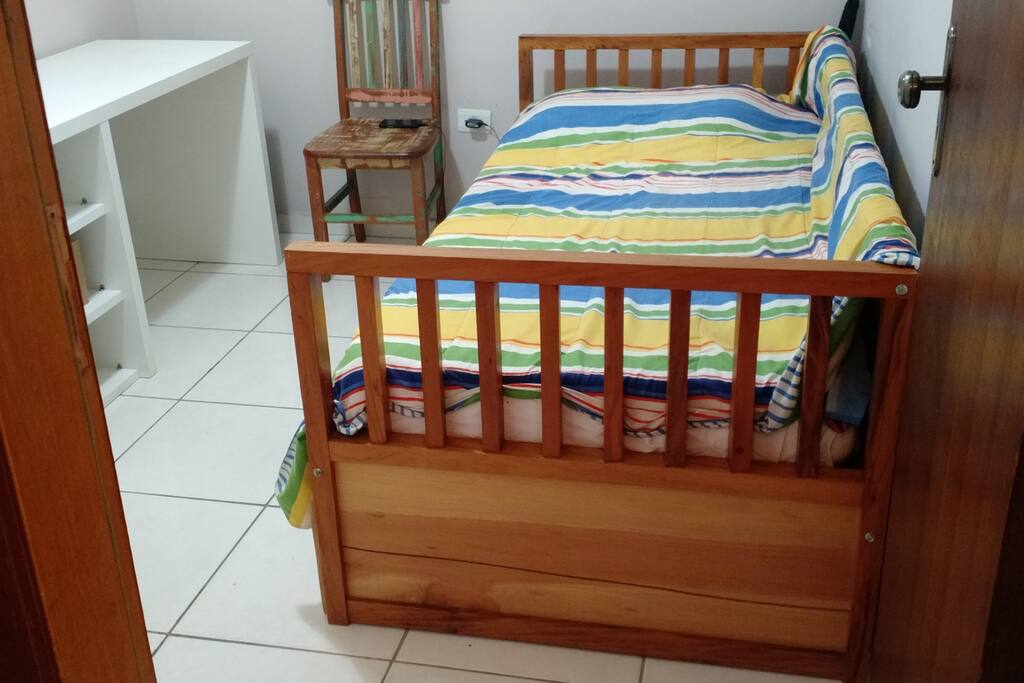 Quarto com bicama, mesa, cadeira