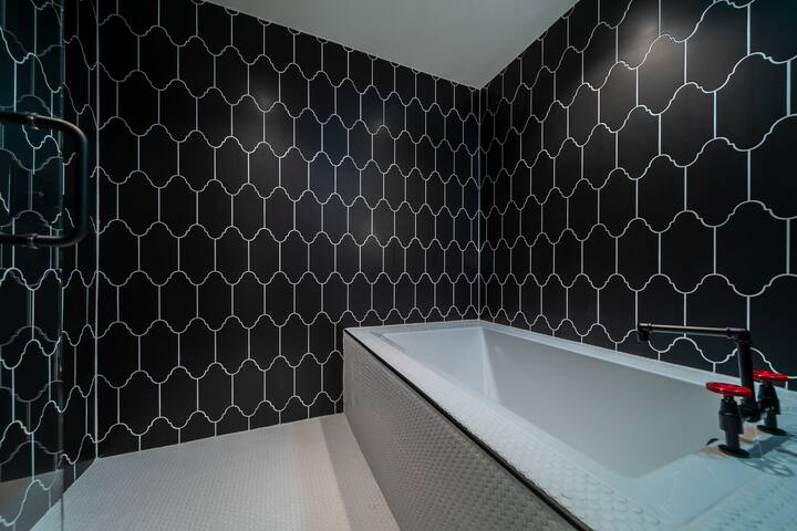 ROOFTOP HOT-TUB WITH DOWNTOWN VIEWS #1 gallery image 3