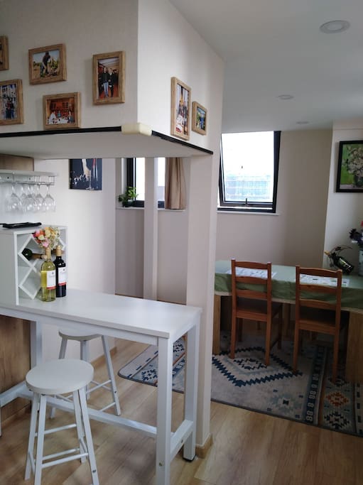 小吧台和餐桌
bar and dinning table.