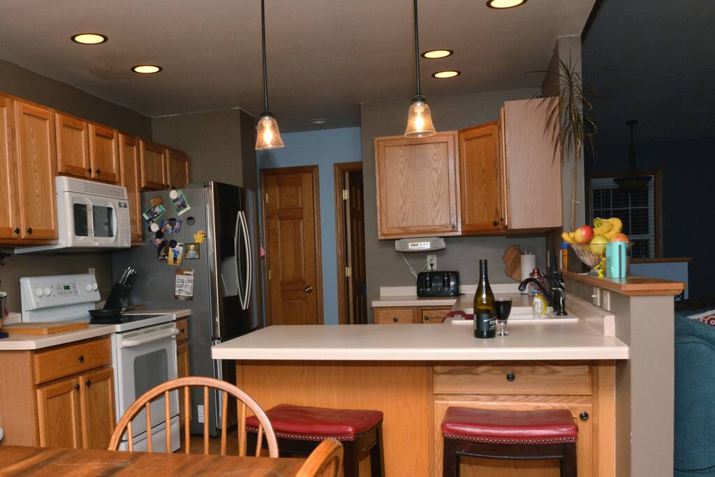 Full kitchen with breakfast bar