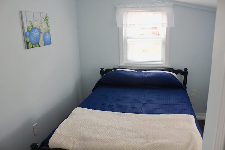 تحتوي هذه الغرفة على سرير كامل الحجم. 