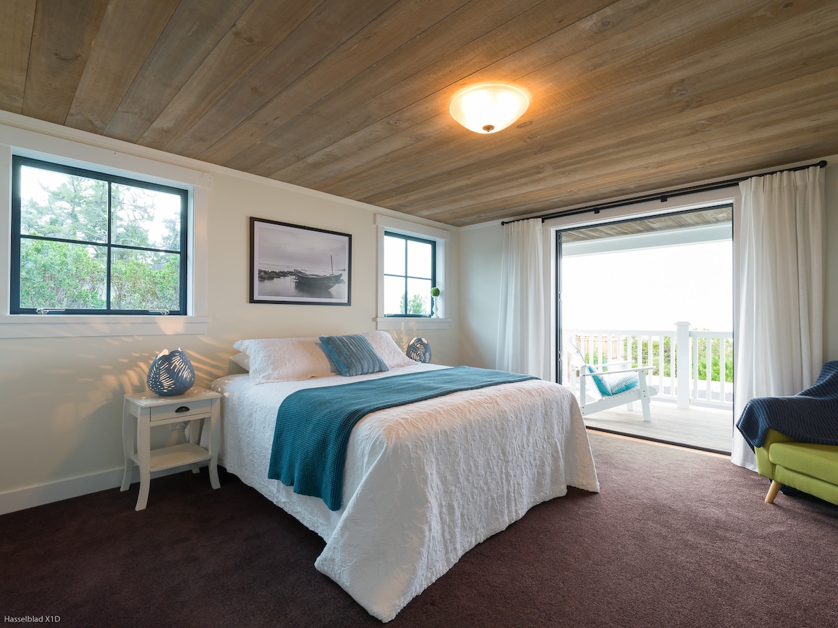 SPAVAĆA SOBA 2
okrenuta prema sjeveroistoku s balkonom i veličanstvenim pogledom na more.  Veliki bračni krevet, bračni ormar, mali stol i 2 stolice na balkonu.
Luksuzna posteljina.