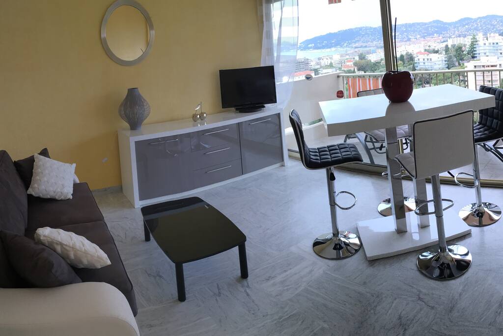 Des espaces de rangement sont à votre disposition dans le meuble du séjour.