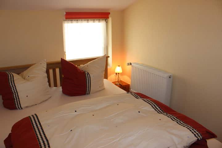 samostatná spálňa s manželskou posteľou širokou 1,60m a šatníkom