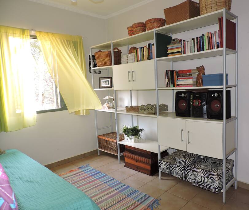 Quarto com estante para uso do hóspede