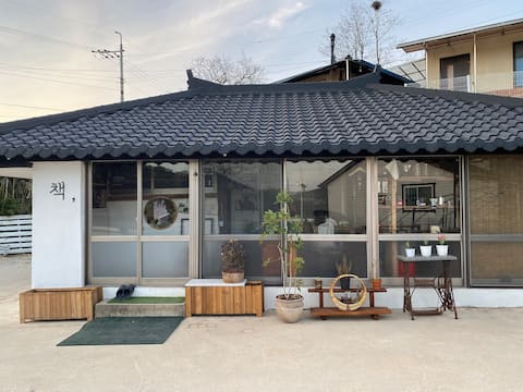 Lakeside country cottage Forega, a great place for writing, with a turntable and LP beam projector m