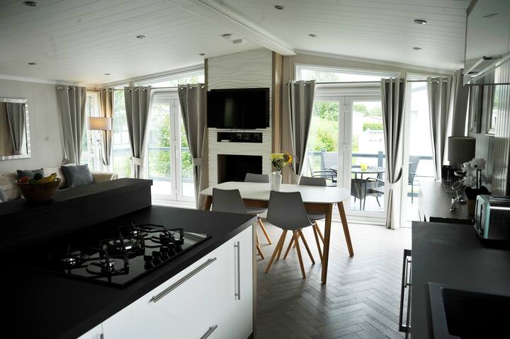 Spring Lodge, Private Hot Tub, Free Hoburne Passes - Cotswolds
