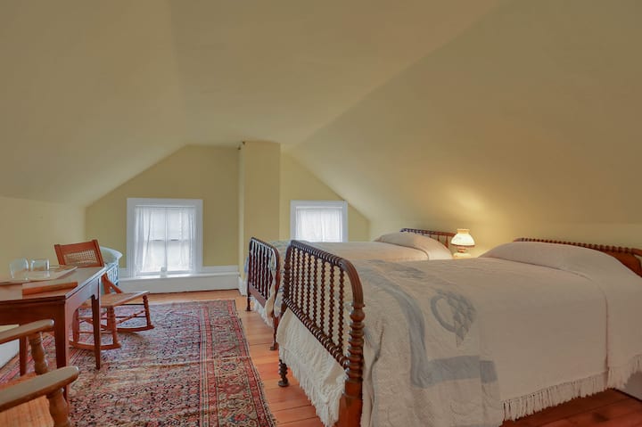  "Thurber's Garret" the 3rd floor guest room with 2 singles  
