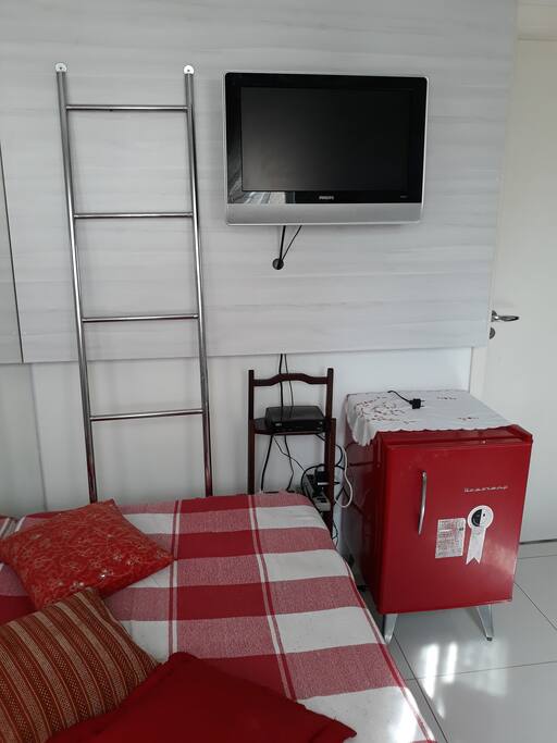 Quarto vista cama e frigobar