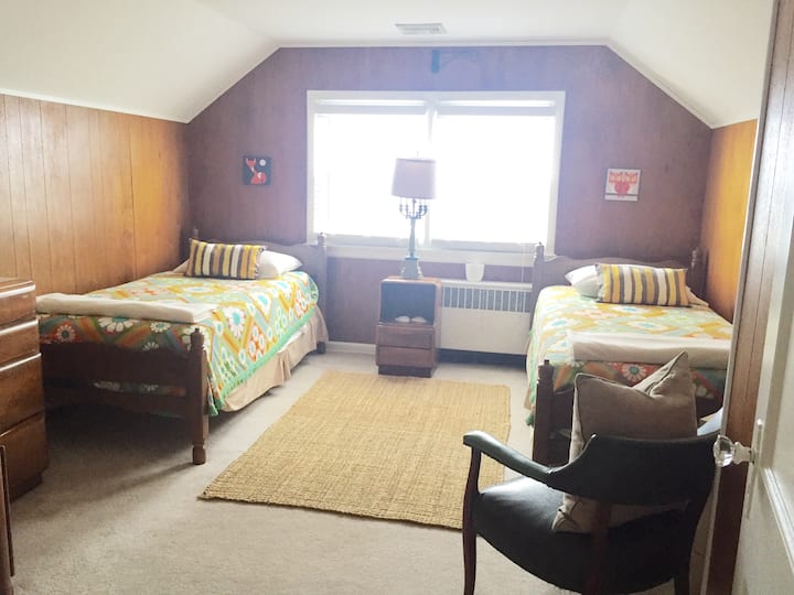 ห้องนอนชั้น 2 กว้างขวางพร้อมเตียงคู่ 2 หลังและ HDTV