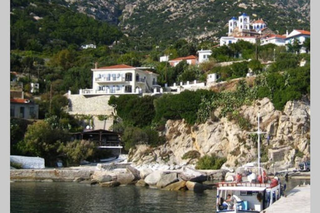 The port also has the popular bar/restaurant/coffee (Sto Gialo) which every full moon they have a big party up to 2.000 people who visit the event.