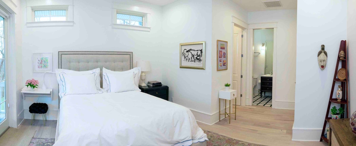 西部套房。配有配备配备配备配备配备 有很多原创美术。 配备流媒体Roku、Hulu、Netflix、Prime等的电视。 更衣室/步入式衣橱。 笔记本电脑桌到阳台的法式门。 阴凉处。过滤水遍布全家用。 浴室配有浴缸/淋浴间。