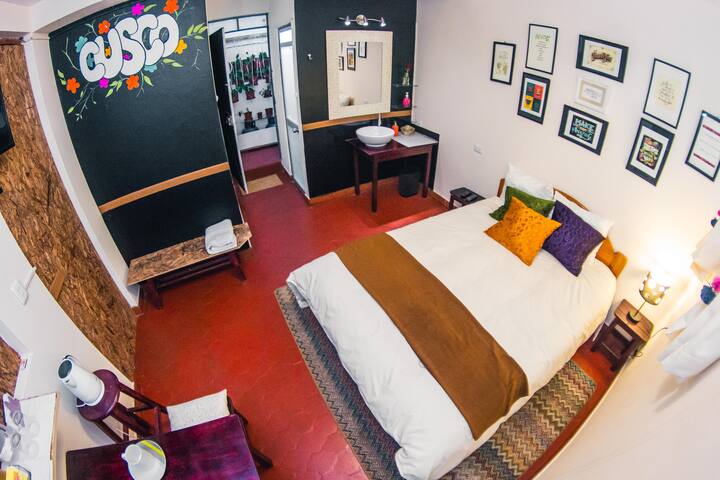 Light & Charming Studio / easy walk to Main Plaza