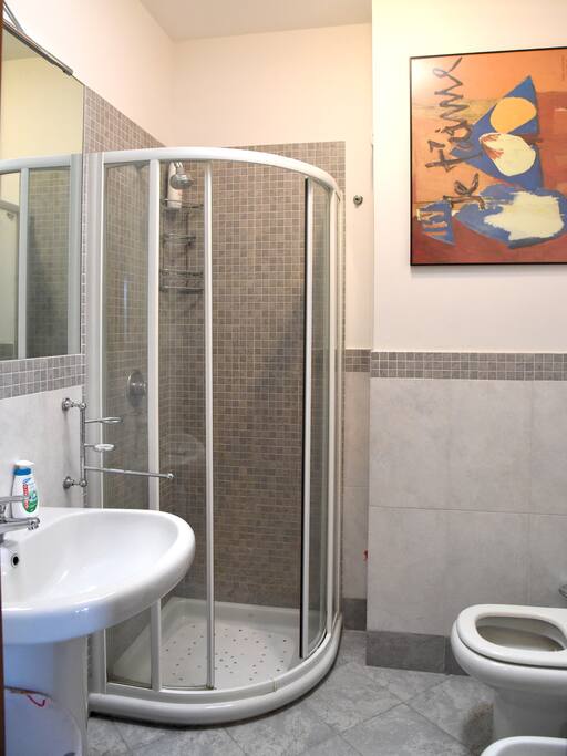 Bagno con doccia e bidet