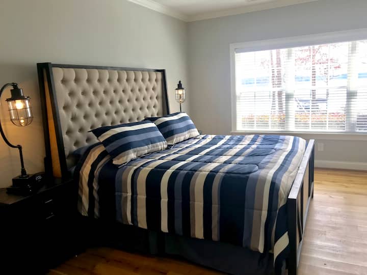 Chumba cha kulala cha msingi kilicho na Kitanda cha Kifalme