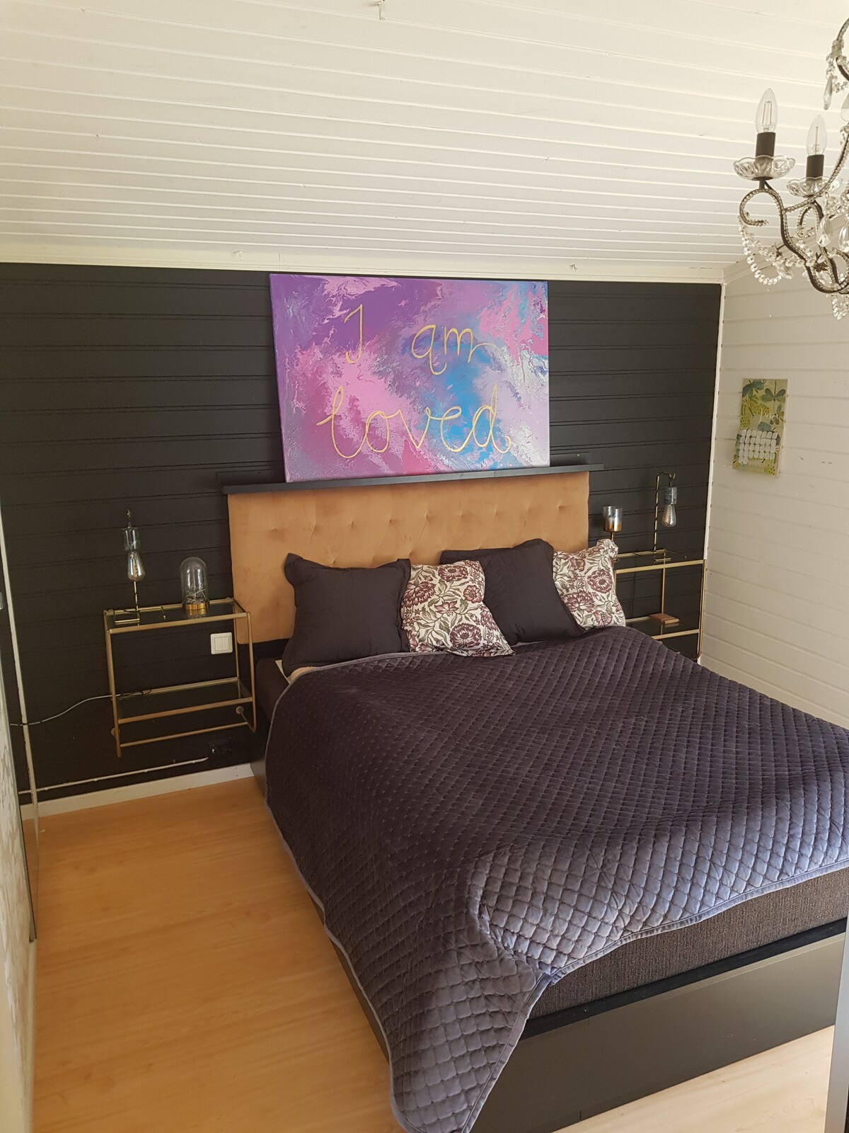 Спална соба со мек кревет широк 150 см.