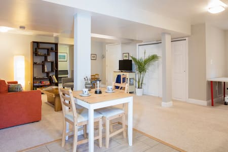 Lovely private apt. in quiet neighborhood