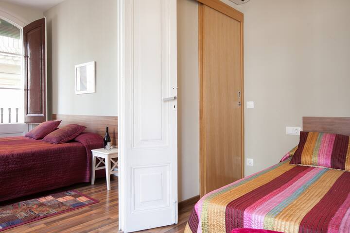 Charming 3BR in El Born – Cozy, Central, A/C! gallery image 3