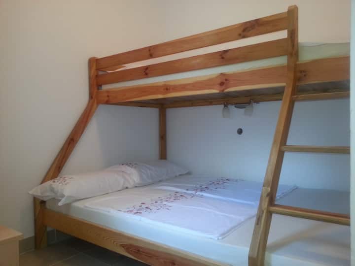 Dhomë gjumi 2 krevate treshe

140X200 fund
90X200 TOP