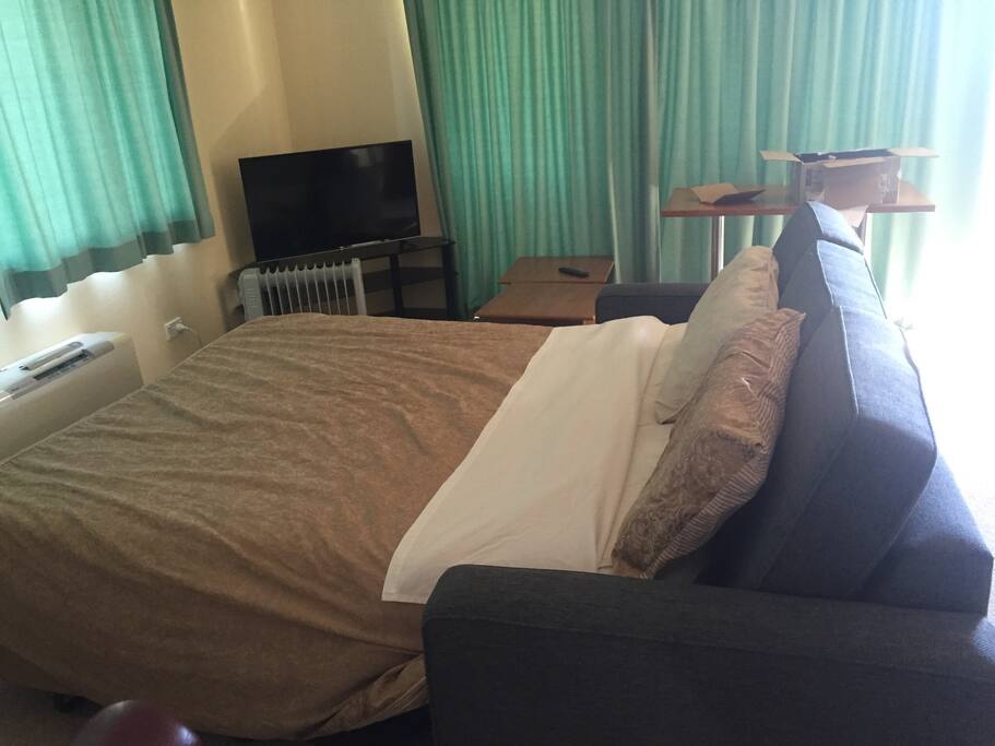 Queen foldout. Innerspring matress