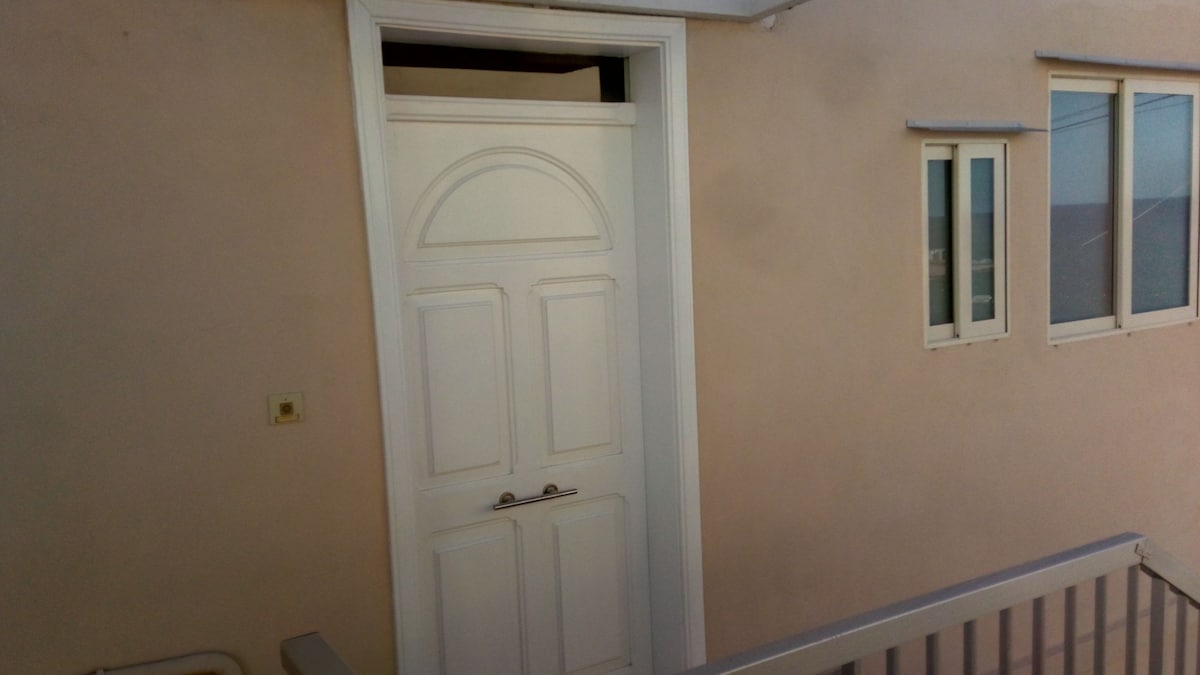 Charming getaway right on the water's edge (Rm 1)