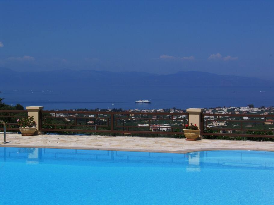 Refreshing sea views by the pool