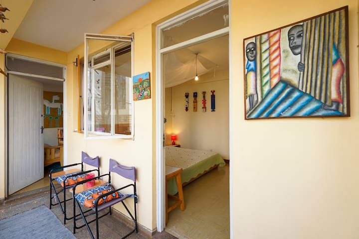 Artsy Balcony Room 15 min Walk to City Center
