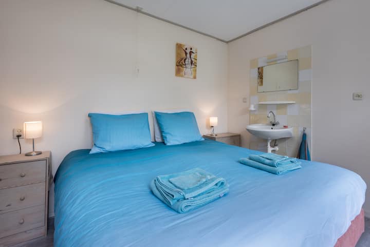 Dormitorio con lavabo fijo.