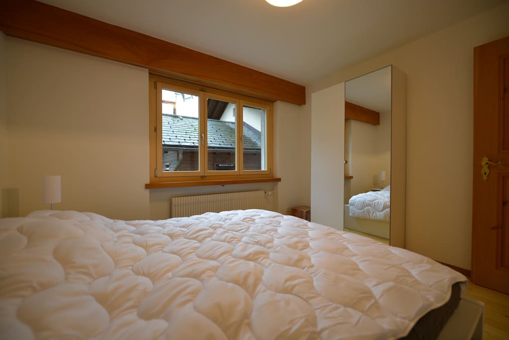Schlafzimmer mit Doppelbett