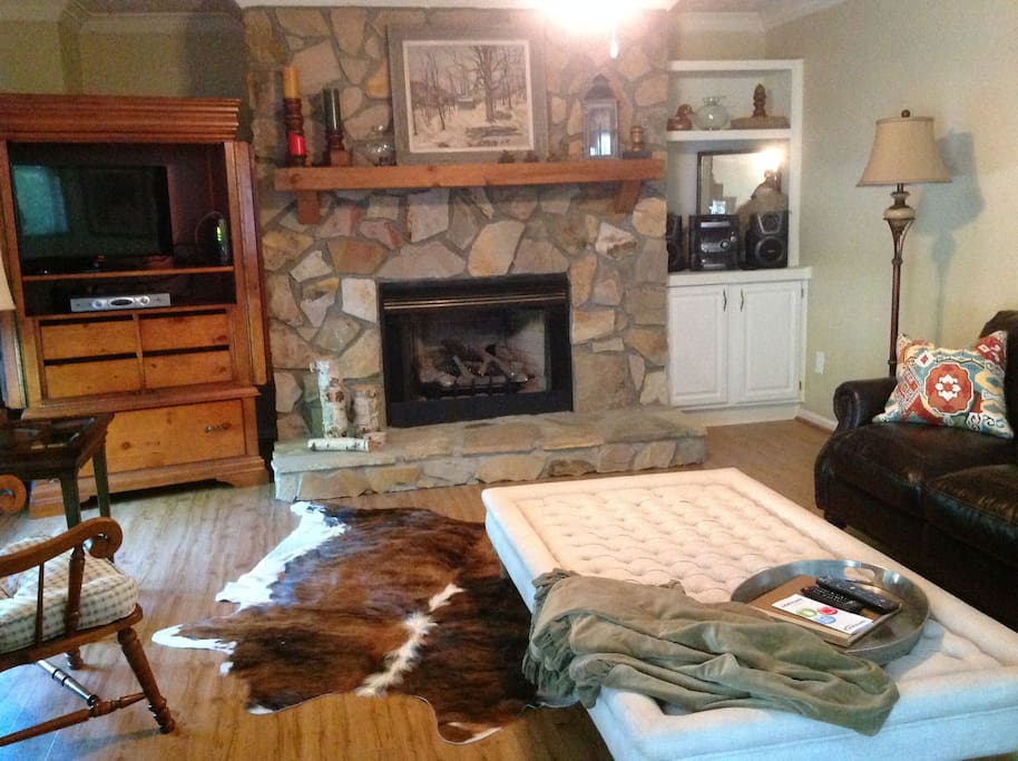 Comfy oversized leather sofa and chair; gas fireplace; cable TV; Roku