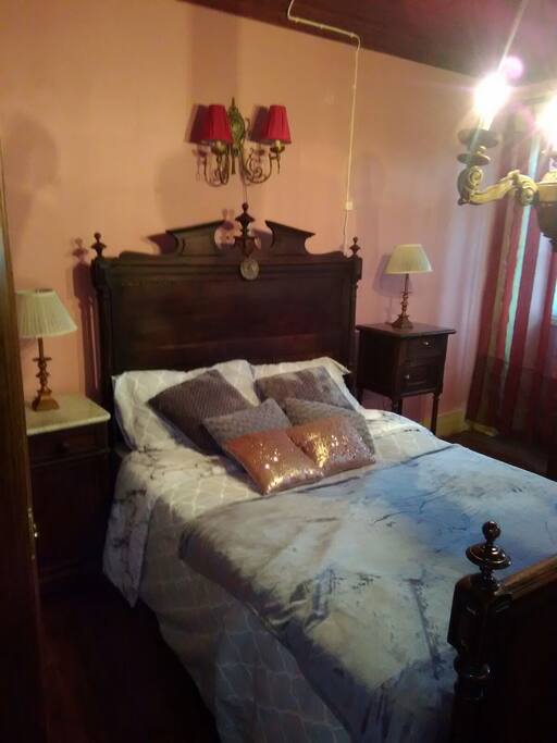 MASTER BEDROOM (SUITE)
BED 138 * 186 cm SIZE