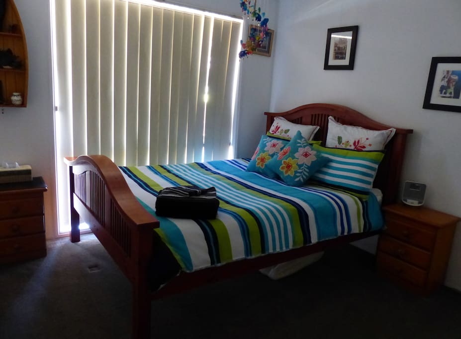 This is the queen room available.