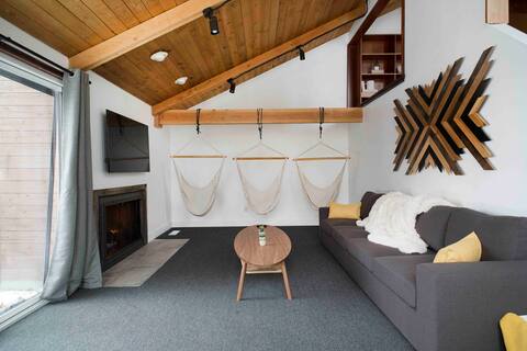 Yin and Yang - two attached homes, hot tubs, sauna