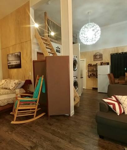 Cozy Guest Suite, B&B, Separate Entrance.