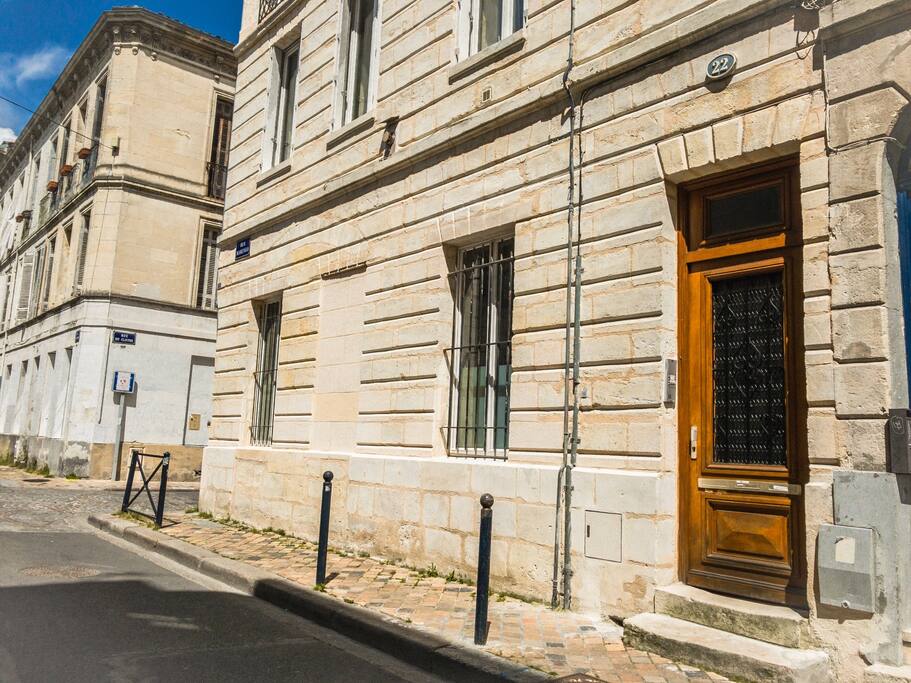Rue calme, appartement en angle de rue