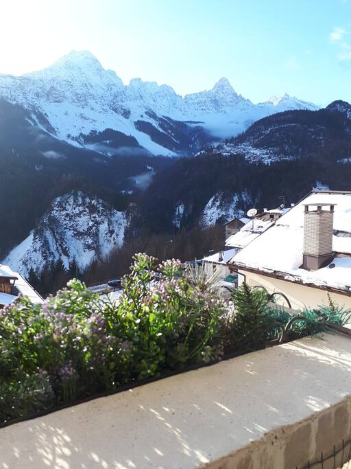 Panorama dalla finestra in inverno
