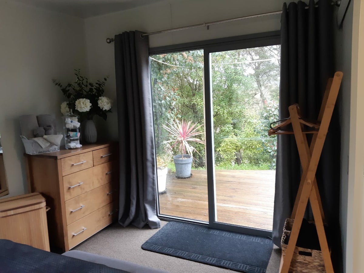 ห้องนอนใหญ่พร้อมสไลเดอร์ไร่ไปยังดาดฟ้า