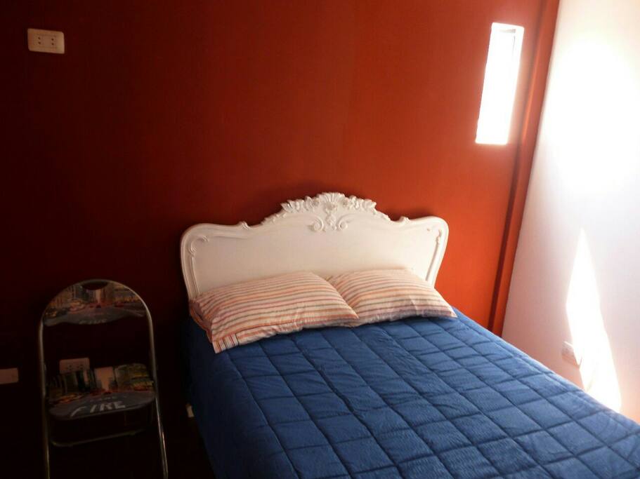 Hab. con cama 2 plazas. Hasta 2 personas. no tiene tv. tiene espacio para closet con colgadores.