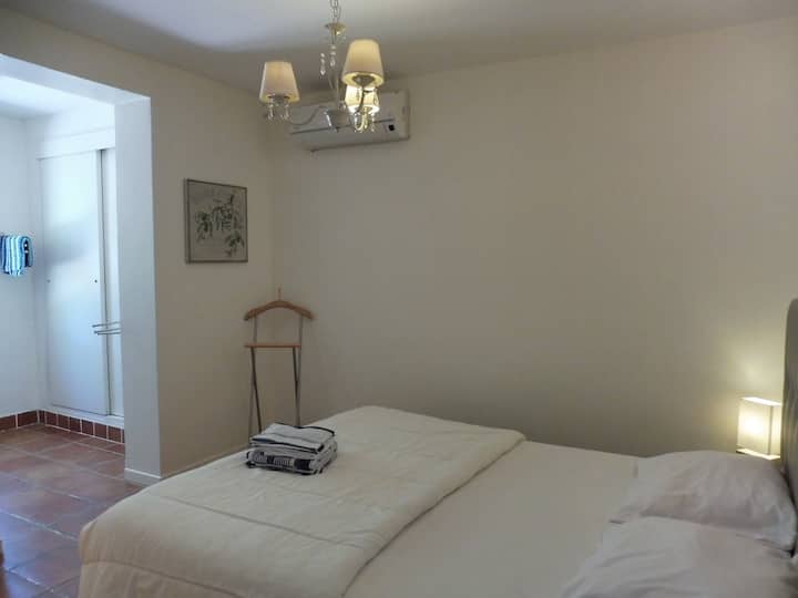 Na prízemí 
* 1 rodinný apartmán s 1 manželskou posteľou Queen a 1 sprchou a umývadlom
* 1 obývacia izba s manželskou posteľou 

