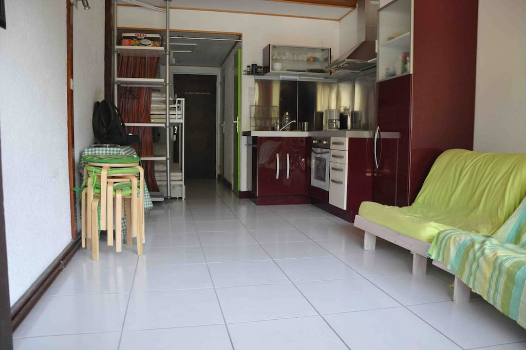 Salon - Cuisine
Couchage: 1 canapé lit 2 places et 1 canapé lit 1 place