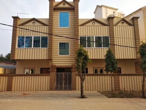 Gorgeous home stay 400 meters from Model beach