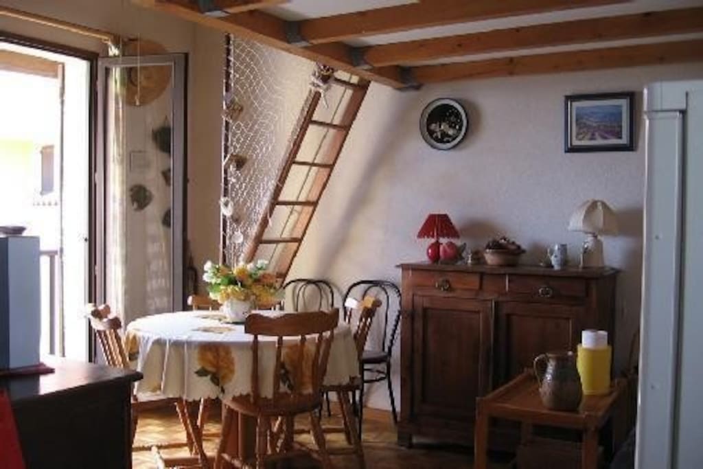 Salon et escalier pour monter à la mezzanine