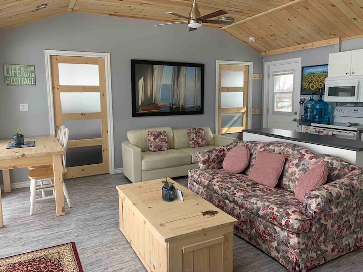 Dhomë ndenjeje me koncept të hapur, ngrënie dhe kuzhinë.