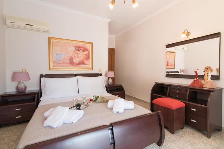 Spavaća soba s bračnim krevetom i stalkom za uljepšavanje s ogledalom