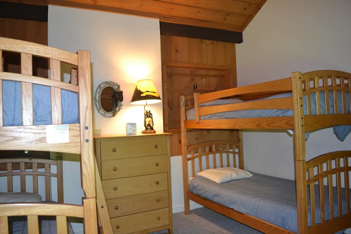 带荒野装饰的阁楼卧室2套全新硬木双层床和4张新床垫  