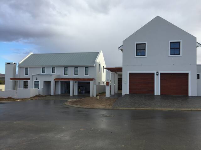 Modern,easy accessible home in a beautiful Estate. gallery image 3